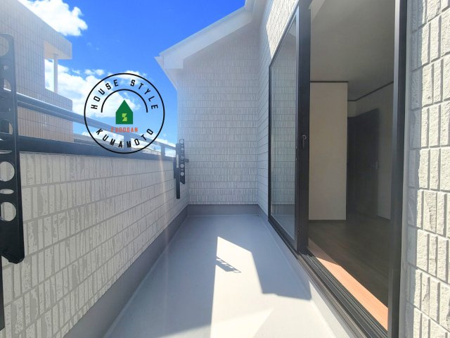 熊本市中央区帯山5丁目第1-1棟（A号棟）の外観：施工例|風をしっかりと感じられるバルコニーでは、毎日が洗濯日和です。広々としているので洗濯も楽しくなるでしょうし、気分転換にバルコニーからの眺めを楽しむのもいいでしょう。