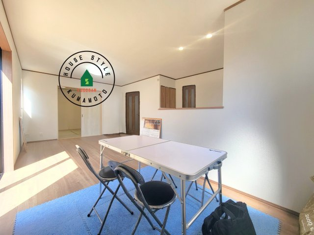 熊本市中央区帯山5丁目第1-1棟（A号棟）の内観：施工例|キッチンからリビングをしっかり確認できます。家族の笑顔があふれる空間になりそうですね。同社