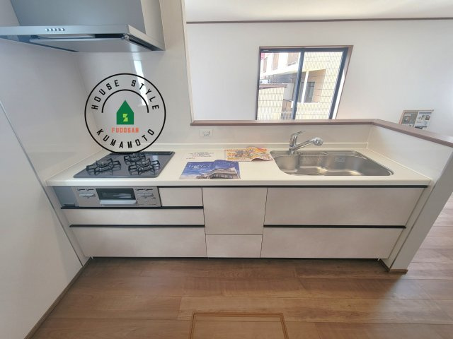 熊本市中央区帯山5丁目第1-1棟（A号棟）の内観：施工例|ご家族を近くに感じられる対面キッチンのLDK。会話もはずみそうですね。