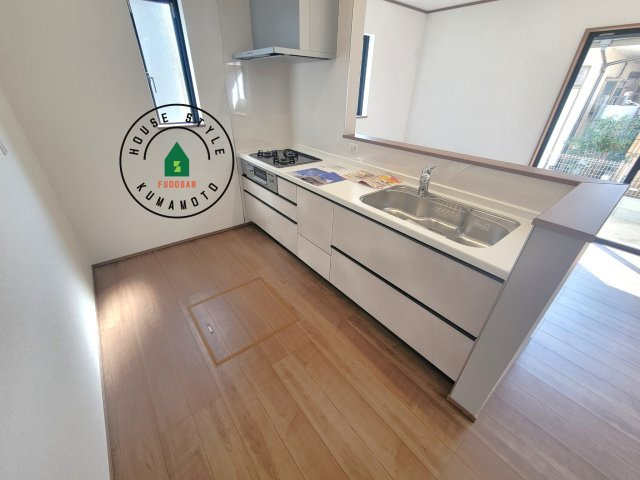 熊本市中央区帯山5丁目第1-1棟（A号棟）の内観：施工例|ダイニングテーブルへの配膳がラクラク、お料理はかどるカウンター付きシステムキッチン！