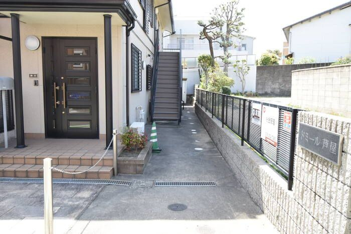 ドミール芦屋のエントランス