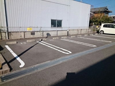 【駐車場】 | レットル・ダムールＡ | 駐車場があるので、車を買う予定の方も安心です