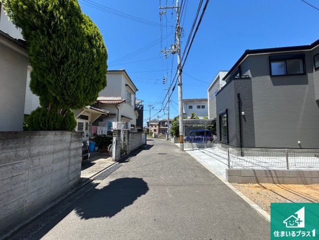 29(土)30(日)現地見学可能！◆岸和田市八幡町　限定１邸の前面道路含む現地写真|周辺は閑静な住宅街！前面道路広々で車の出し入れも便利です。駐車が苦手な方でも安心して車庫入れできます！