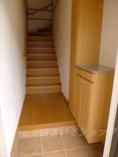 広島市安佐北区亀山７丁目のアパートの玄関|大型シューズボックス