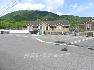 広島市安佐北区亀山７丁目のアパートの駐車場