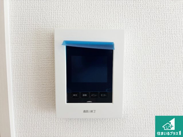 1日(土)2日(日)現地見学可能！　寝屋川市池田本町　限定1邸の防犯設備|カラーモニターインターホン！声だけでなく来訪者の姿や顔がモニターで確認できるので、小さなお子様がいらっしゃるご家庭でも安心できます！