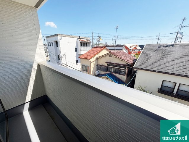1日(土)2日(日)現地見学可能！　寝屋川市池田本町　限定1邸のバルコニー|ワイドバルコニーは洗濯物を干すスペースが広いのでご家族が多くても安心！