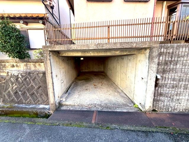 富田林市錦織南１丁目の一戸建ての駐車場