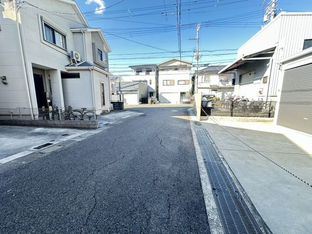【前面道路含む現地写真】 | 和泉市尾井町2丁目土地 | 前面道路