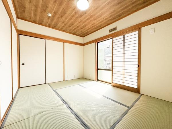宮河内ハイランド中古の和室|照明いらずの心地よさ。障子が強い日差しをまろやかにしてくれるから、日中の和室は一番贅沢なリラックススペースになります。