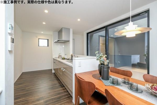 須賀2丁目E新築のキッチン|※施工事例写真です。実際の仕様や色は異なります。