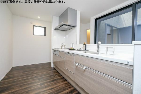 須賀2丁目E新築のキッチン|※施工事例写真です。実際の仕様や色は異なります。