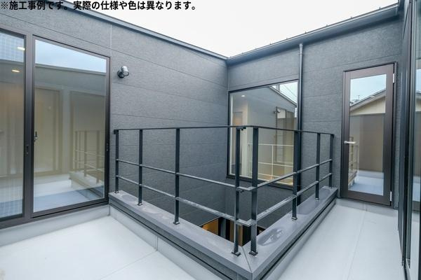 須賀2丁目E新築のバルコニー|※施工事例写真です。実際の仕様や色は異なります。