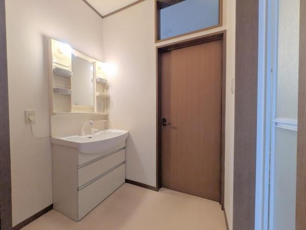 梅が丘2丁目　戸建ての独立洗面台|広々とした洗面スペースはゆとりのある空間設計が魅力です。シンプルなデザインで使いやすく収納力も備えています。清潔感のある明るい照明が毎日の準備を快適にサポートします。