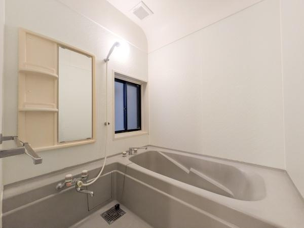 梅が丘2丁目　戸建ての浴室|バスルームに窓があり換気や採光に優れています。壁面には収納棚とミラーが設置されています。お手入れしやすいシンプルなデザインです。スペースにゆとりを感じられるレイアウトです。