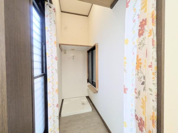 梅が丘2丁目　戸建ての内装|明るい窓から自然光が差し込みます。シンプルな空間で手入れがしやすいです。換気がしやすい窓付きです。清潔感のある壁と床が魅力です。