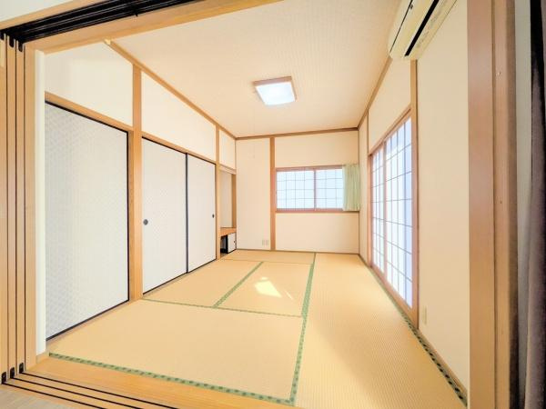 梅が丘2丁目　戸建ての和室|明るい光が差し込む和室ですっきりとした印象です。障子とふすまが調和した落ち着いた雰囲気が魅力です。畳の香りを感じられる空間で心地よい時間を過ごせそうです。収納スペースもしっかり設けられています。