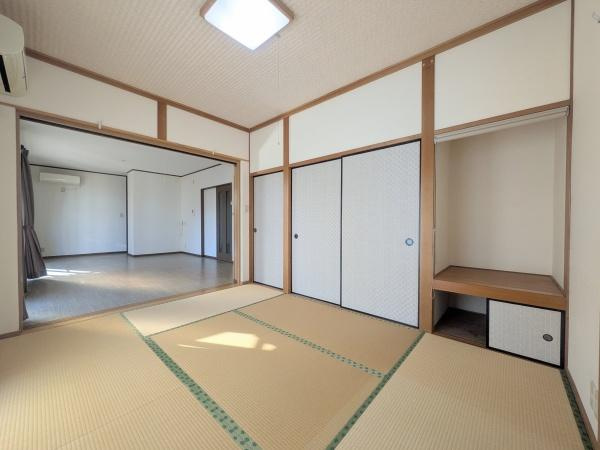 梅が丘2丁目　戸建ての和室|和室ならではの落ち着いた雰囲気が魅力です。押入れや床の間が備わっており収納面でも使い勝手の良さがうかがえます。隣接する洋室と一体利用も可能で空間の広がりを感じられます。