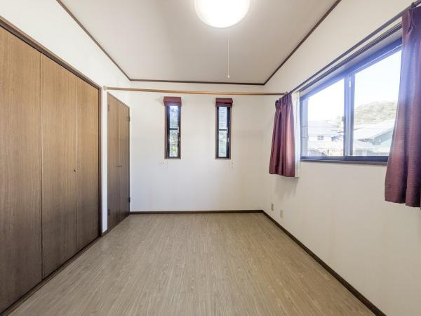 梅が丘2丁目　戸建ての洋室|広々とした洋室は隣接する大きな窓から光が差し込み明るい空間が広がります。木目調の床が落ち着いた雰囲気を演出しています。壁面クローゼット付きで収納スペースも充実しています。
