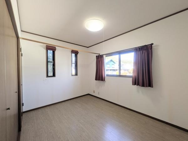 梅が丘2丁目　戸建ての洋室|2面採光で室内が明るく開放感のある洋室です。落ち着いた色合いの床材とカーテンが調和しています。収納スペースも備わっており使い勝手に配慮されています。シンプルな設計が好印象です。
