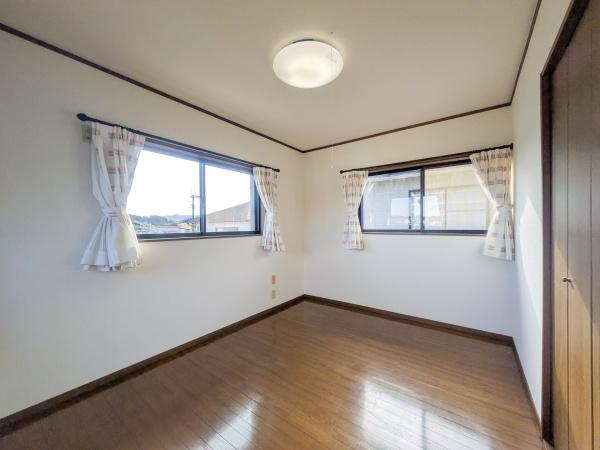 梅が丘2丁目　戸建ての洋室|2方向に窓があり室内にたっぷりと光が入ります。シンプルな内装でさまざまな家具とも調和しやすい洋室です。明るいフローリングが空間を広く見せます。収納スペースも備えています。清潔感のある洋室です。