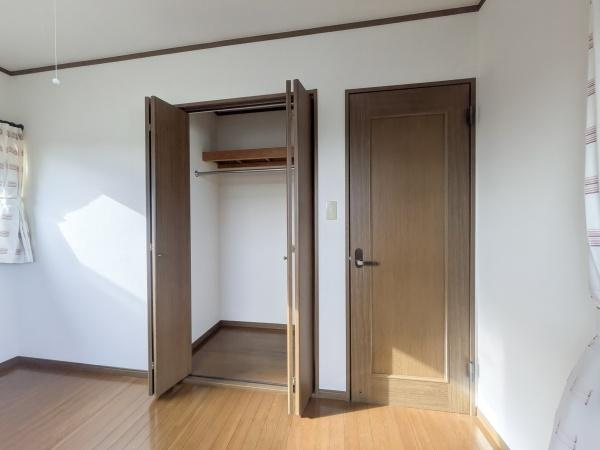 梅が丘2丁目　戸建ての収納|シンプルなデザインのクローゼットが備え付けられています。毎日の収納がしやすくお部屋がすっきり保てます。明るい室内に調和する収納スペースとなっています。使い勝手の良い収納が魅力です。