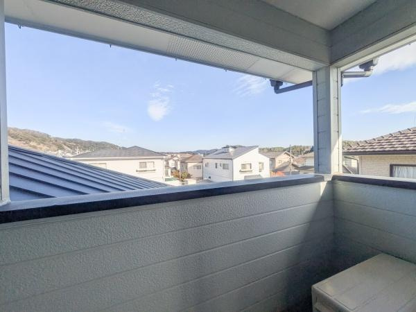 梅が丘2丁目　戸建てのバルコニー|開放感のあるバルコニーから住宅街や山並みの景色が望めます。屋根付きで天候の影響も抑えられます。周囲の建物との距離感があり安心感のあるバルコニーです。風通しの良さが魅力です。