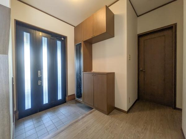 梅が丘2丁目　戸建ての玄関|玄関は広々とした空間で収納スペースも充実しています。大きな玄関扉が採光性に優れており明るい印象を与えます。ナチュラルな色合いの内装が落ち着いた雰囲気を演出します。全体的にすっきりとしたデザインです。
