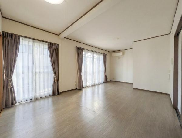梅が丘2丁目　戸建ての居間・リビング|二面に大きな窓がありたっぷりと自然光が入るリビングです。明るく開放感のある空間が魅力的です。シンプルな内装でさまざまなインテリアに合わせやすいです。ゆとりのある広さを感じられます。