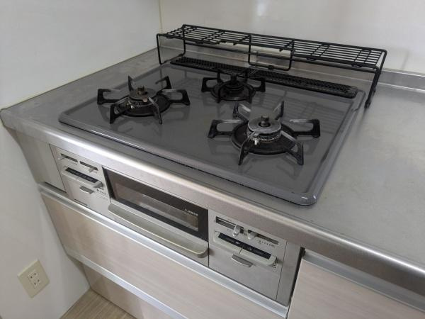 梅が丘2丁目　戸建てのキッチン|シンプルなデザインのキッチンコンロが設置されています。お手入れしやすいガスコンロで調理環境が整っています。調理スペースも確保されているため効率的に作業できます。