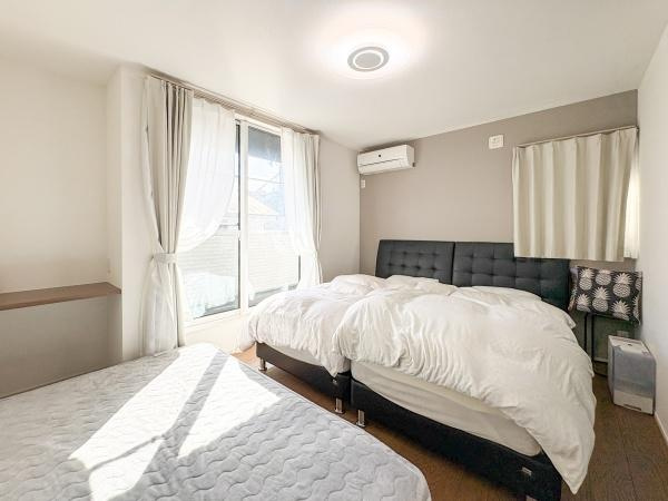 角子原　戸建ての洋室|明るい日差しが差し込む洋室です。清潔感のある壁と落ち着いた色合いの家具が調和しています。窓が大きく空間が開放的に感じられます。エアコンも設置されており快適に過ごせます。