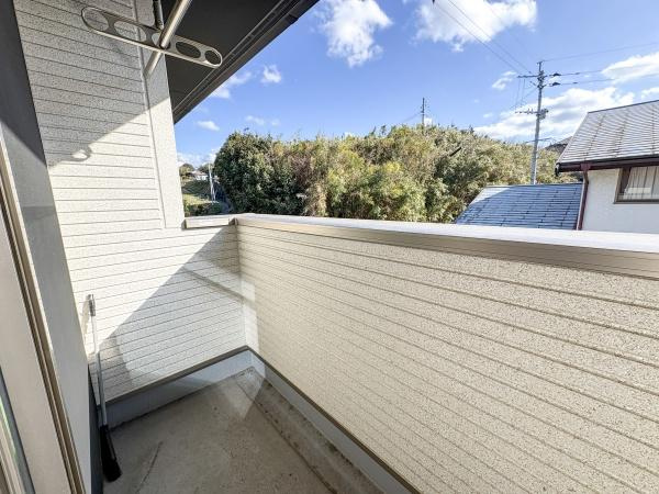 角子原　戸建てのバルコニー|明るい空間が広がるバルコニーです。奥行きがしっかりあり使い勝手の良さを感じられます。眺望もあり周囲に緑が広がっています。物干し金具も設置されていて便利に活用できます。