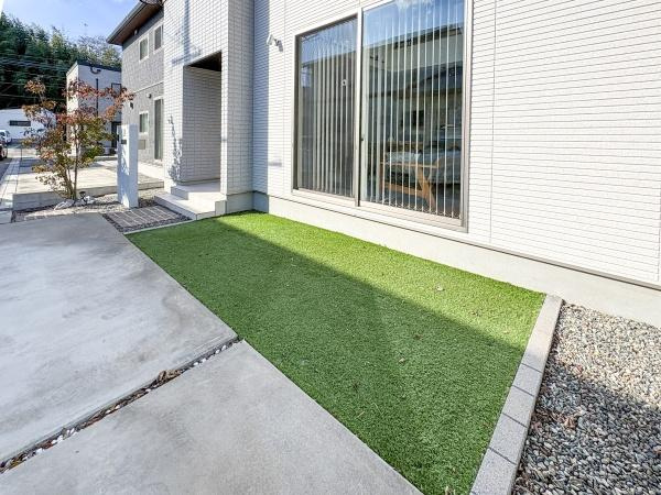 角子原　戸建ての庭|明るい日差しが差し込む庭スペースです。人工芝が敷かれておりお手入れの手間を軽減できます。窓から庭の様子を楽しめる配置です。住まいに自然な雰囲気をプラスしています。