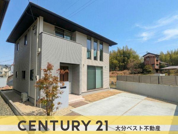 角子原　戸建ての外観|シンプルで洗練されたデザインの外観が特徴です。大きな窓が印象的で光を取り込みやすい造りです。エントランス部分が建物のアクセントとなっています。芝生スペースも設けられており視覚的な広がりを感じられます。