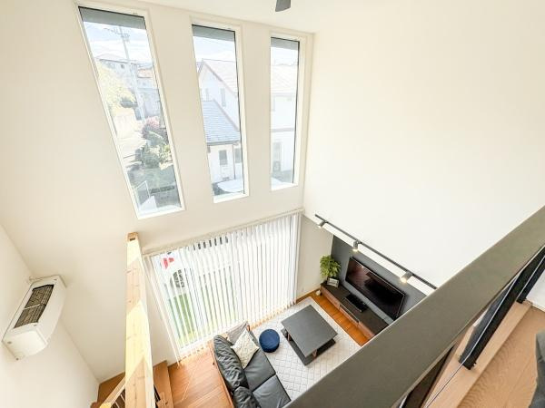 角子原　戸建ての居間・リビング|リビングには大きな窓があり開放感を感じられる空間です。室内が明るく保たれている点が印象的です。シンプルな内装でどんなインテリアにも合わせやすいです。リビングから外の景色を楽しめるのも魅力のひとつです。