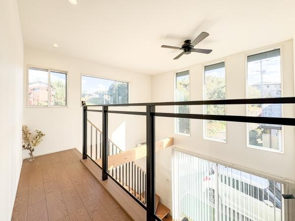 角子原　戸建ての内装|大きな窓からたっぷり自然光が入る明るい空間です。吹き抜けの開放感が魅力です。シンプルなデザインで使いやすい内装です。天井のシーリングファンがアクセントとなっています。