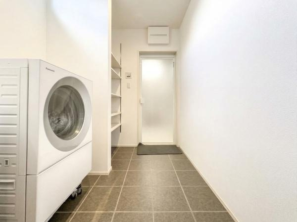 角子原　戸建ての独立洗面台|明るく清潔感のある洗面所です。床はお手入れしやすい素材で仕上げられています。収納棚も備え付けられており整理整頓がしやすい空間です。洗濯機周りもゆとりがあり動線に配慮されています。