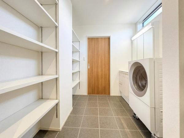 角子原　戸建ての独立洗面台|洗面台・洗面所は清潔感のある明るい空間です。棚が設置されているため収納も充実しています。床はお手入れしやすいタイル仕様です。洗濯機の設置にもゆとりが感じられます。