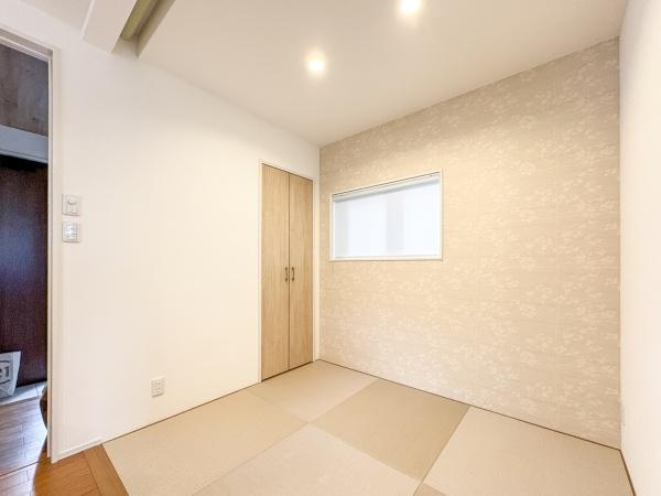 角子原　戸建ての和室|和室ならではの落ち着いた雰囲気が感じられます。ナチュラルな色合いの畳が印象的です。明るい照明とシンプルな壁面が空間を広く見せています。収納スペースが備えられているためすっきりとした印象です。