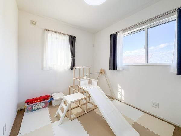 角子原　戸建ての洋室|二面採光で明るさが感じられる洋室です。シンプルな内装でお好みに合わせてコーディネートが楽しめます。機能的なスペースとしても活用できる点が魅力です。