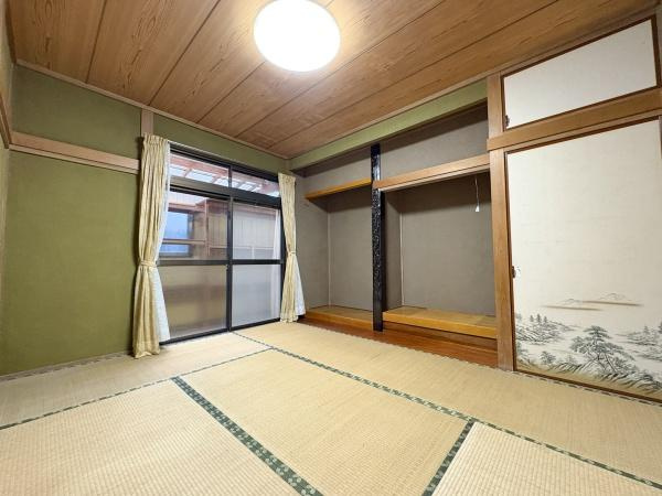 緑が丘4丁目中古の和室|広々とした和室は畳の心地よい香りが広がります。大きな窓から明るい光が差し込み部屋全体が開放的な印象です。床の間や障子が和の落ち着いた雰囲気を感じさせます。