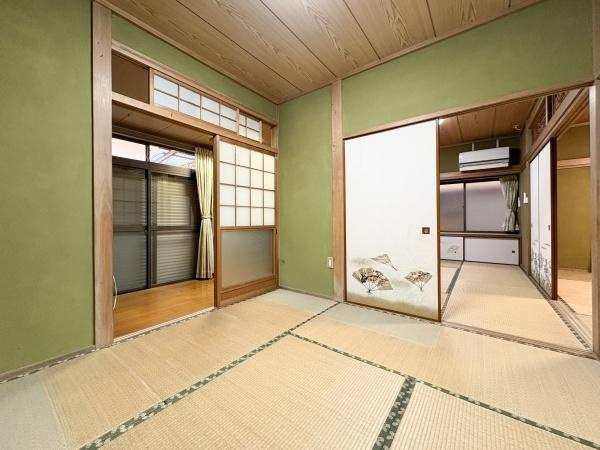 緑が丘4丁目中古の和室|伝統的な和室が広がる空間です。畳の香りと木の温もりが感じられます。障子や襖など細部まで和の趣がしっかりと残されています。複数の和室が続き間として利用でき落ち着いた雰囲気が漂っています。