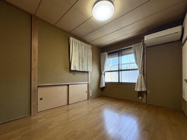 緑が丘4丁目中古の洋室|落ち着いた雰囲気の洋室です。大きな窓から自然光が差し込み室内を明るく保ちます。床はシンプルな木目調でお手入れもしやすい仕様です。
