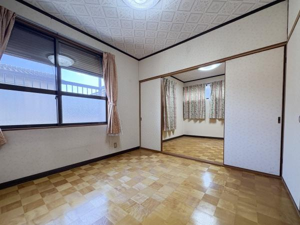 緑が丘4丁目中古の洋室|明るい光が差し込む洋室です。床のデザインが印象的で空間全体がすっきりとしています。二部屋を仕切る引き戸が便利です。壁や天井の落ち着いた色合いが特徴です。窓が広く採光も良好です。