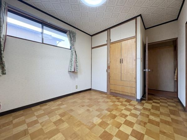緑が丘4丁目中古の洋室|明るい印象の洋室です。木目調の床が温かみを感じさせます。収納スペースも備わっておりお部屋をすっきり使えます。天井のデザインも特徴的なポイントです。窓からしっかりと光が入ります。