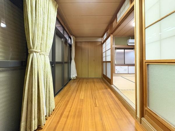 緑が丘4丁目中古のその他|広々とした縁側スペースです。2部屋とつながっており収納もできるため使い勝手の良い縁側となっています。