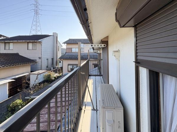 緑が丘4丁目中古のバルコニー|奥行きのあるバルコニーは洗濯物もたっぷり干せるスペースが確保されています。明るい日差しが差し込む位置で利便性も感じられます。視線を気にせず使いやすい形状もポイントです。