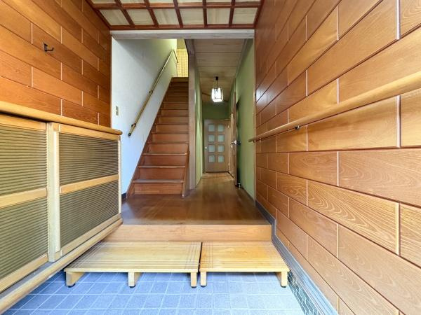 緑が丘4丁目中古の玄関|木目が美しい玄関が落ち着いた雰囲気を演出しています。段差には手すりが設置されており移動も安心です。奥へと続く廊下はゆとりのある設計となっています。玄関から階段やお部屋へスムーズにアクセスできます。