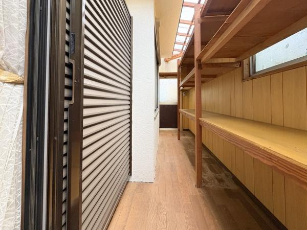 緑が丘4丁目中古のその他|広々としたスペースで長い棚が設置されており収納力があります。明るい光が差し込む窓があり圧迫感を感じにくい空間です。床材の風合いが温かみを感じさせます。物の整理などがしやすい構造です。
