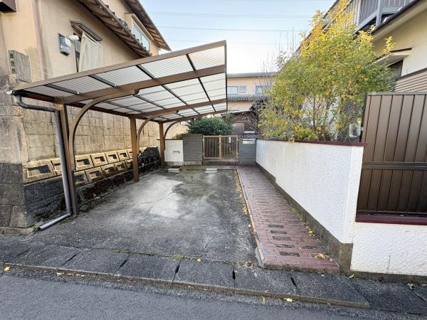 緑が丘4丁目中古の駐車場|屋根付きの駐車スペースがあり雨の日でも車を安心して停めることができます。広々としたレイアウトで出入りもスムーズです。